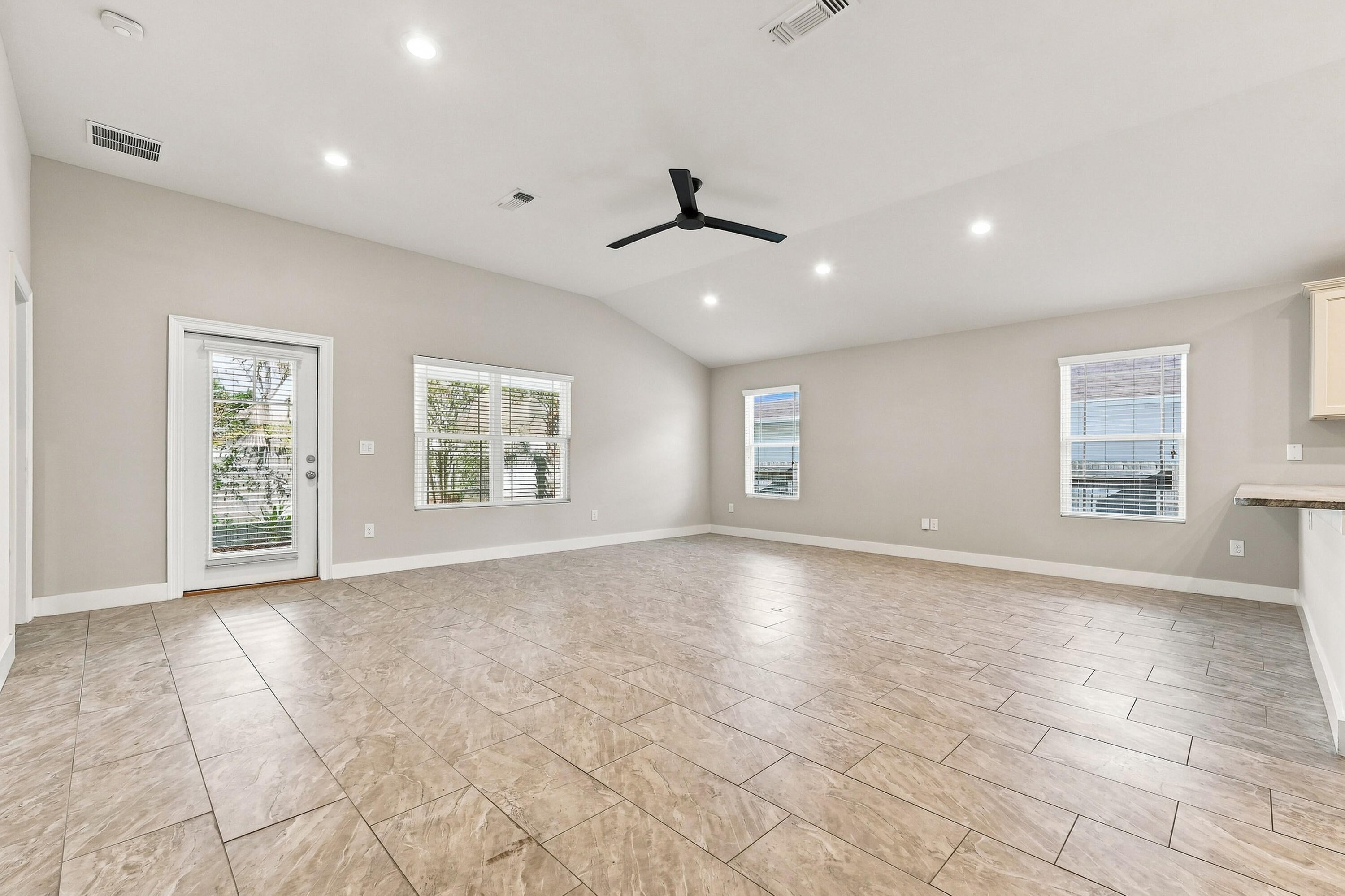 CRESCENT SHORES - Residential