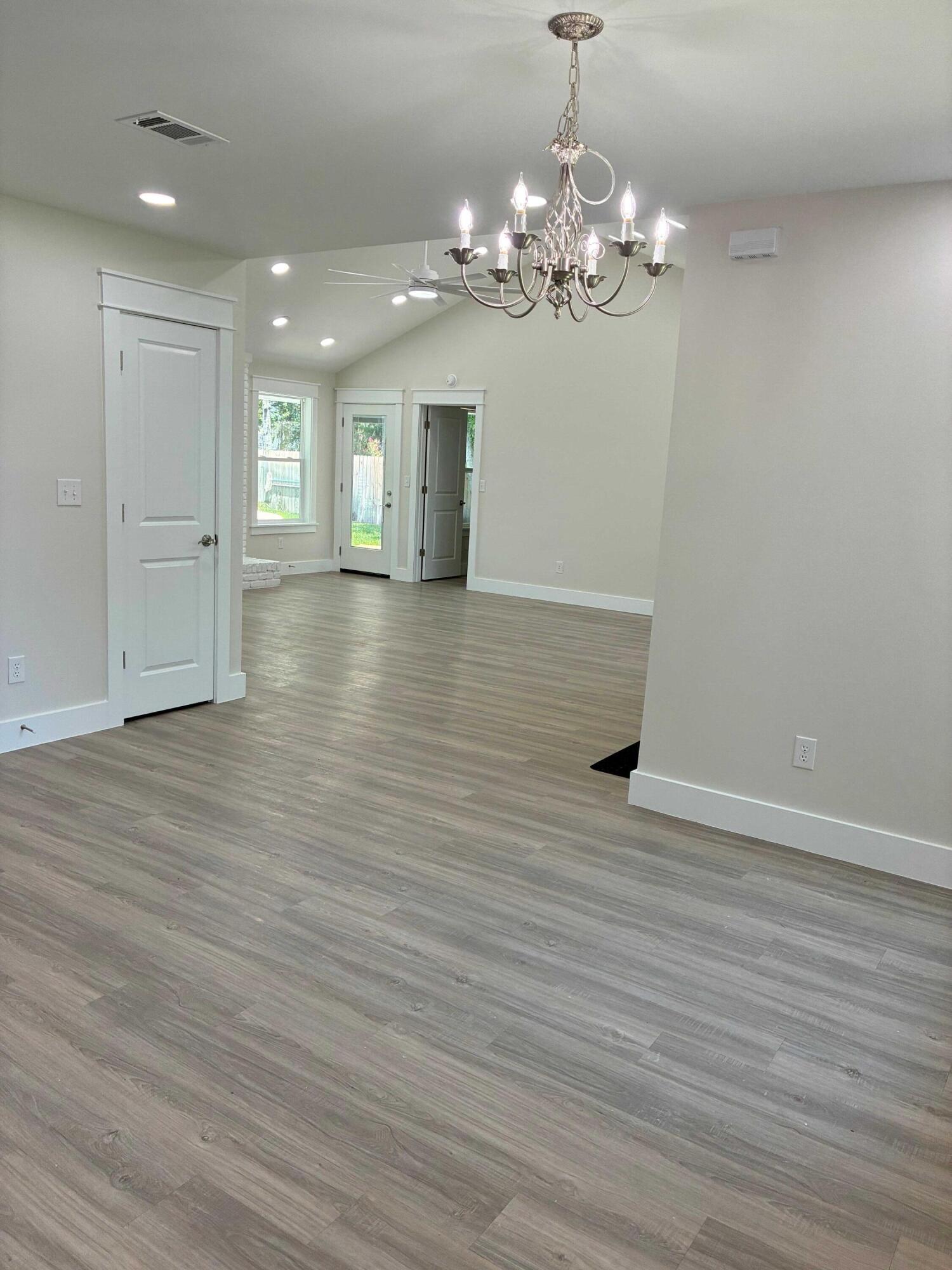 MARY ESTHER MANOR - Residential