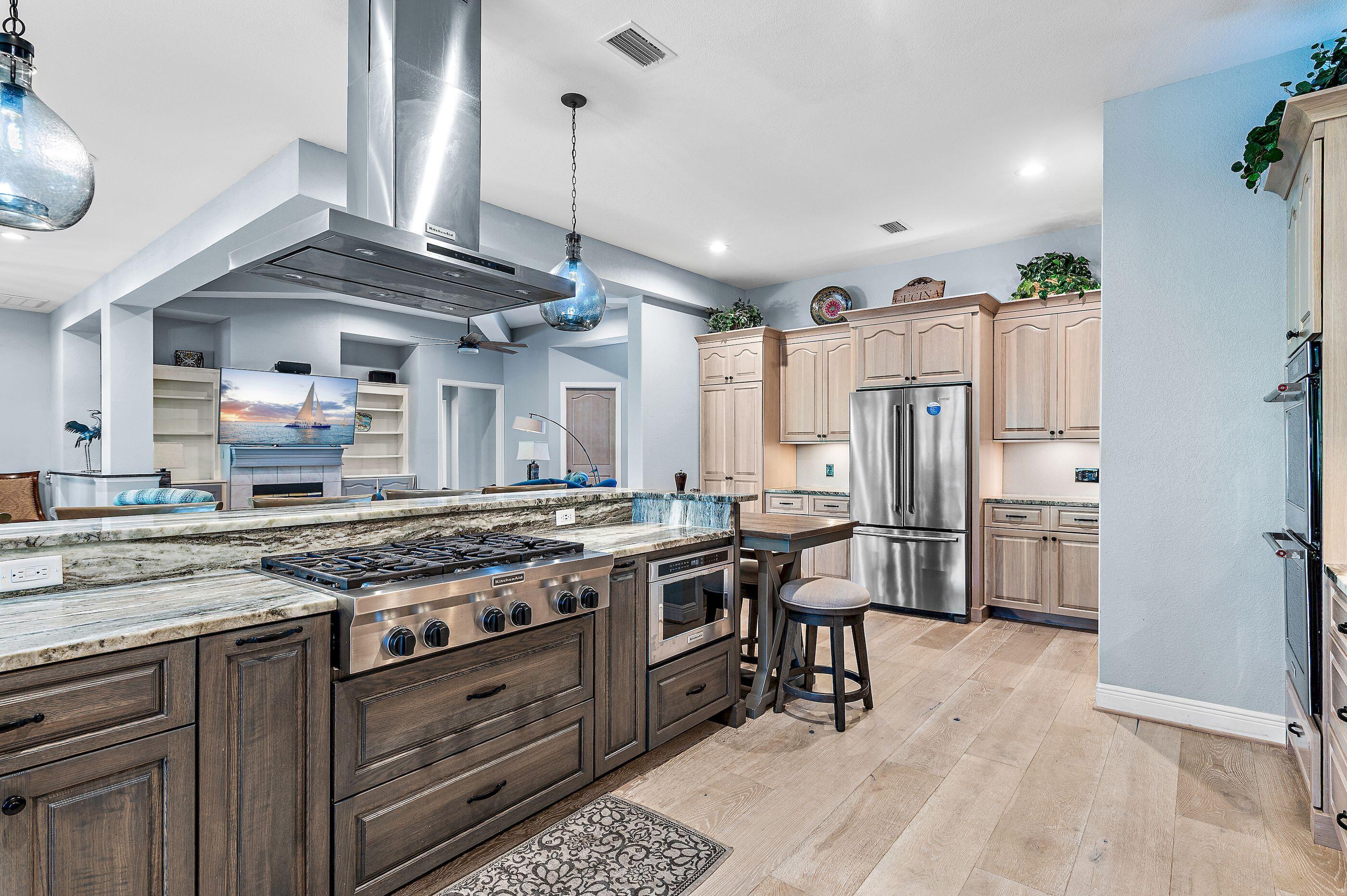 COUNTRY CLUB HILLS - Residential