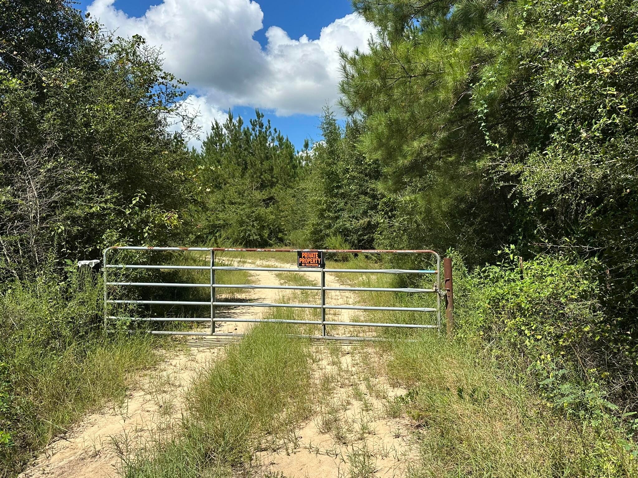 NO RECORDED SUBDIVISION - Land