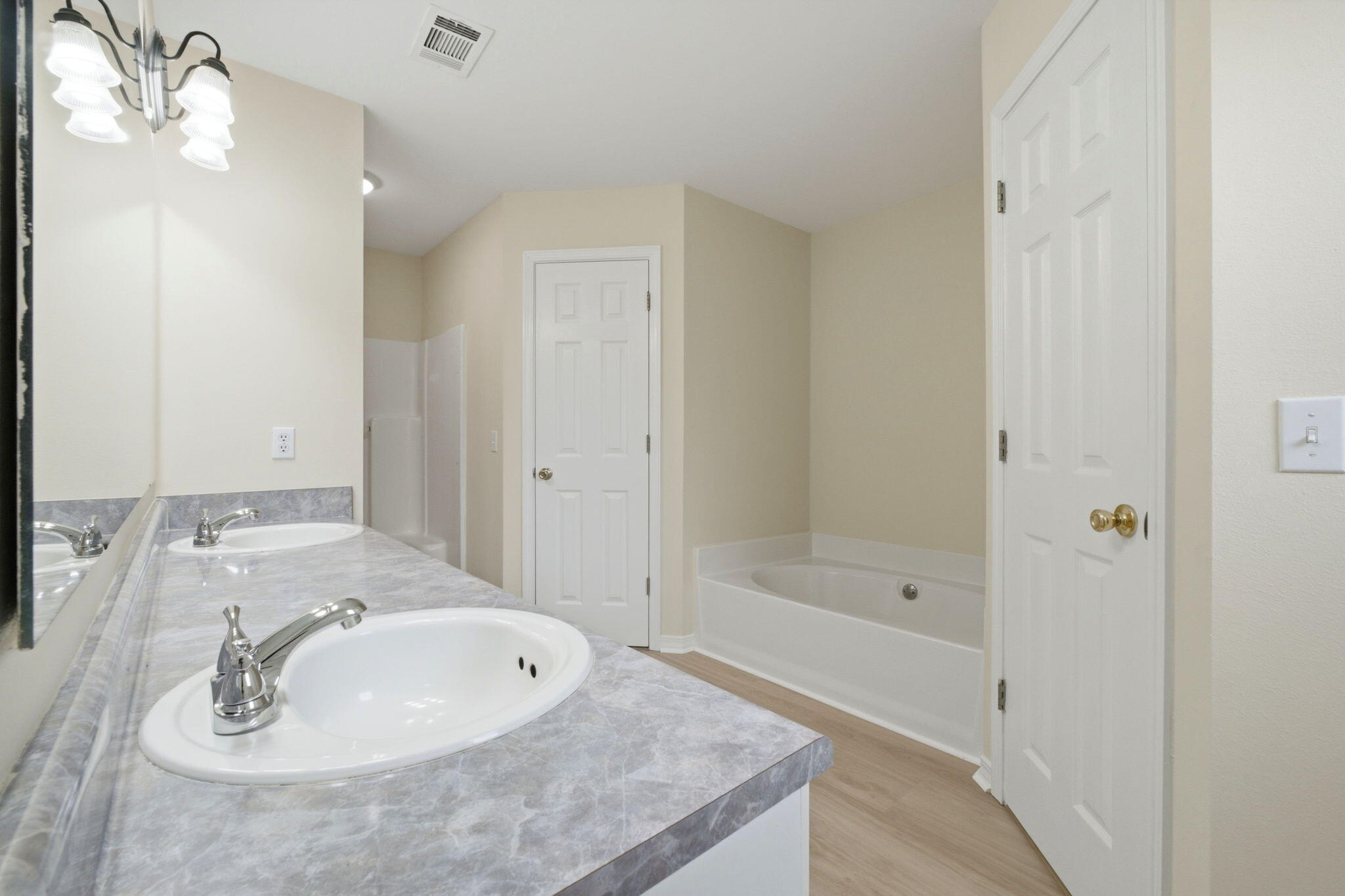 COUNTRY BREEZE EAST - Residential