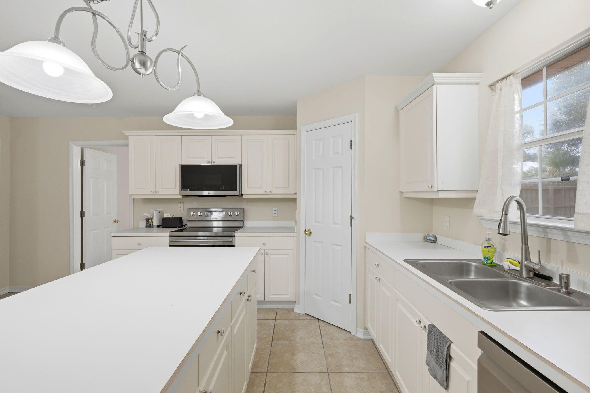 COUNTRY BREEZE EAST - Residential