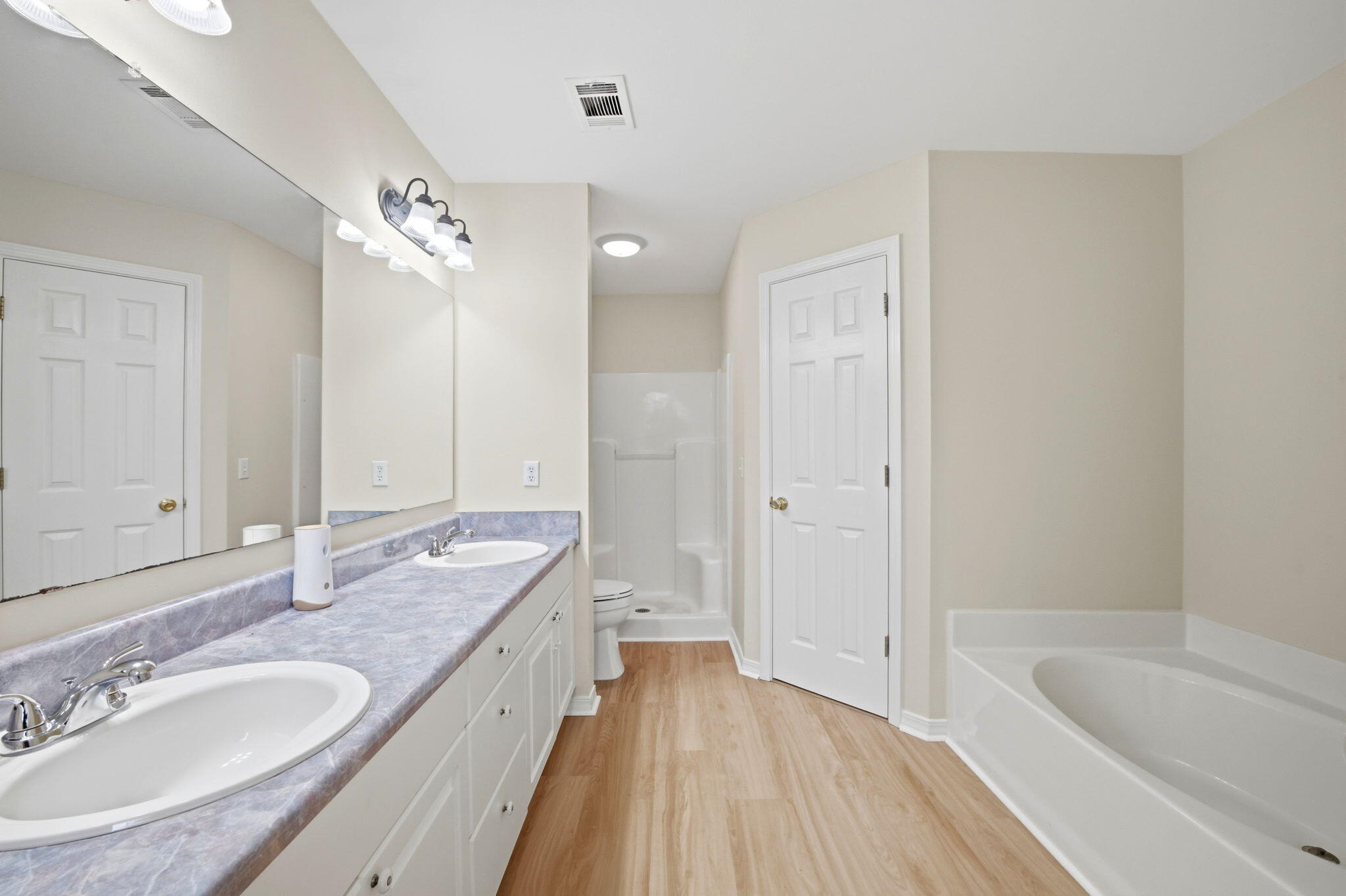 COUNTRY BREEZE EAST - Residential
