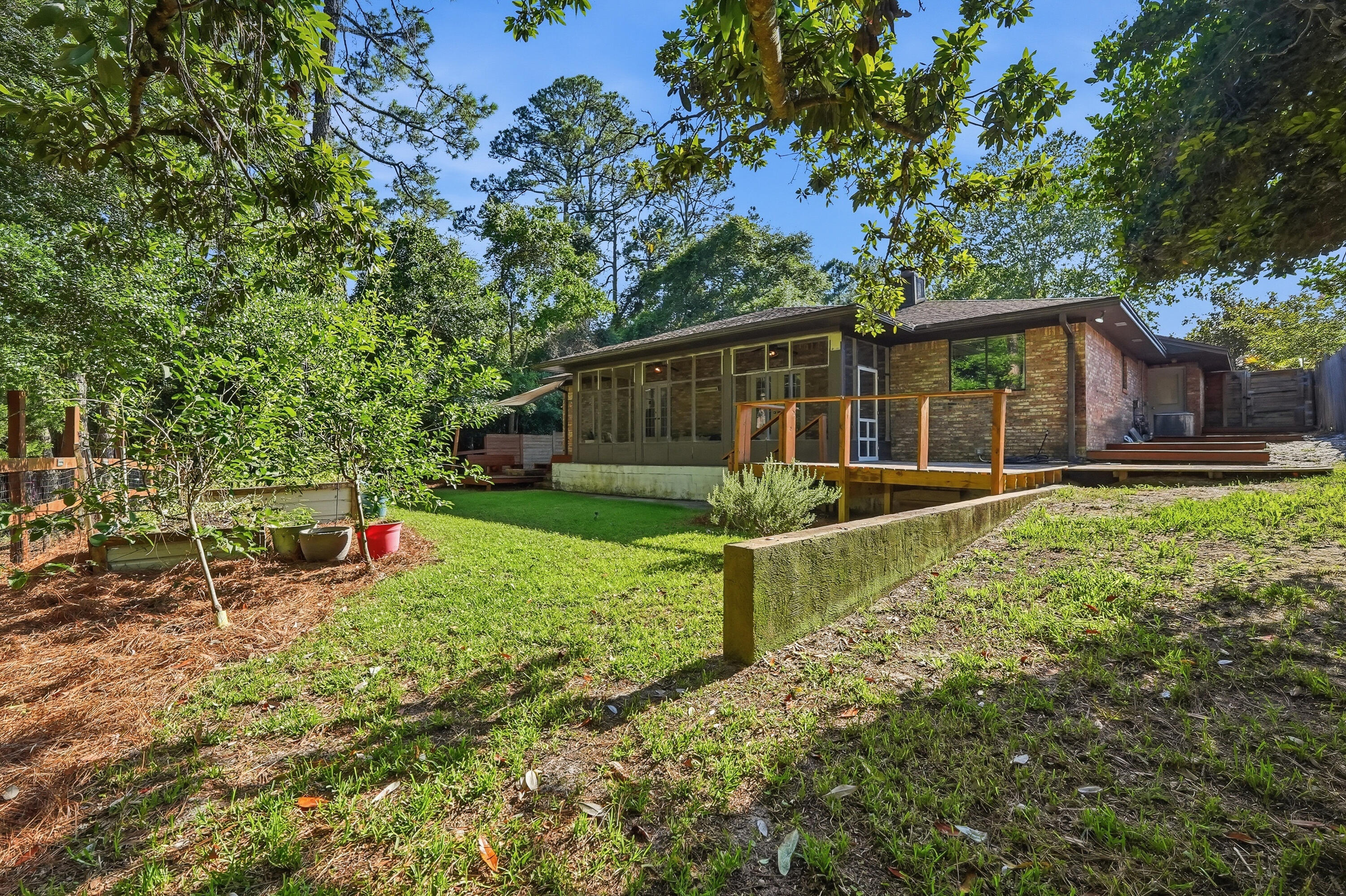 MARY ESTHER MANOR 1ST ADDN - Residential