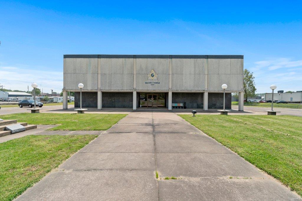 This beautiful, historic building that I’m sure has captured your eye in awe for many years, is ready for its new owner. It offers almost 20,000 finished sq ft, 60+ parking spots, and sits on 1.99 acres. PRIME LOCATION on the edge of Broadway off of Kingshighway. Call TODAY for a private tour, and claim your very own commercial landmark in Cape Girardeau!! Location: City, High Traffic