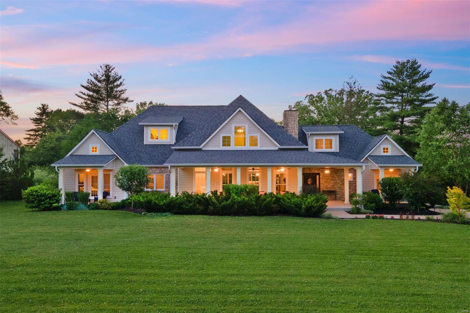 Well-kept secret in Town and Country! 6 yrs NEW on 1.6 very private acres on cul-de-sac.