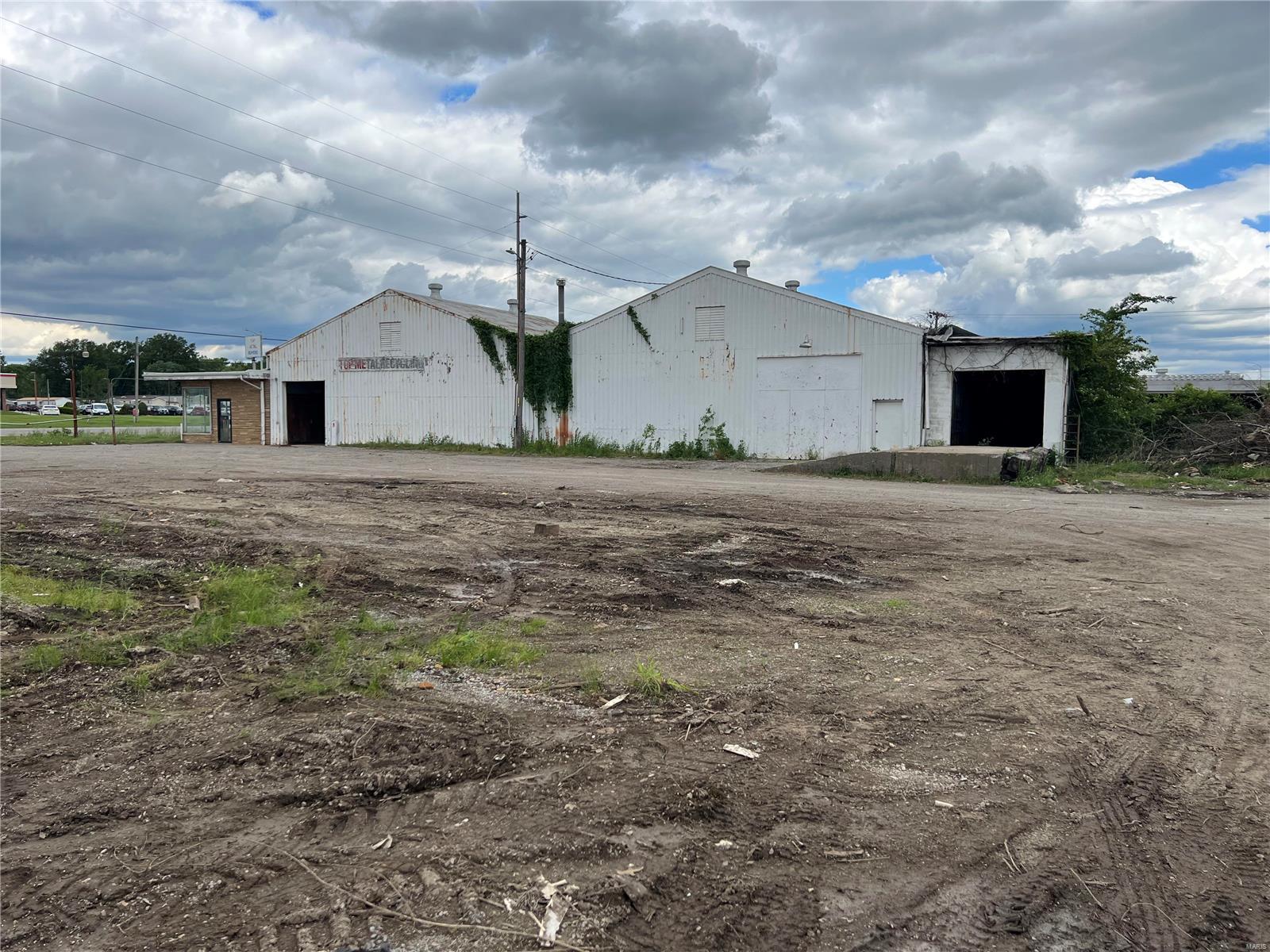 If you want your business to be seen, then this is the perfect location for you!  Sitting on the corner of Kingshighway and Hwy 74 in Cape Girardeau makes this location the most visible location in town! Location: Hwy/Interstate Frntg