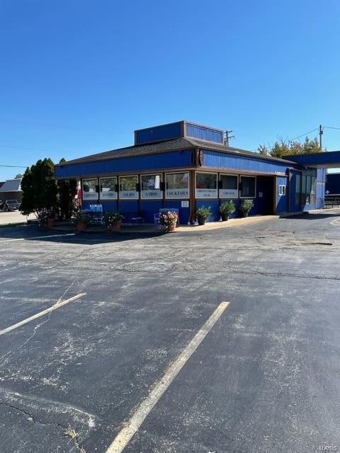 Great Restaurant Opportunity, for sale or lease. Free standing restaurant building w/basement and long time successful restaurant locaiton, located near one of the most traveled intersections in St. Louis County! Building has 40+ parking spaces
consists of 2,948 Sq Ft with basement and 33,541 sq ft lot and built in 1974. 
Ideal access at very busy intersections in St. Louis county, near hundreds of businesses. 

Call today! Location: High Traffic
