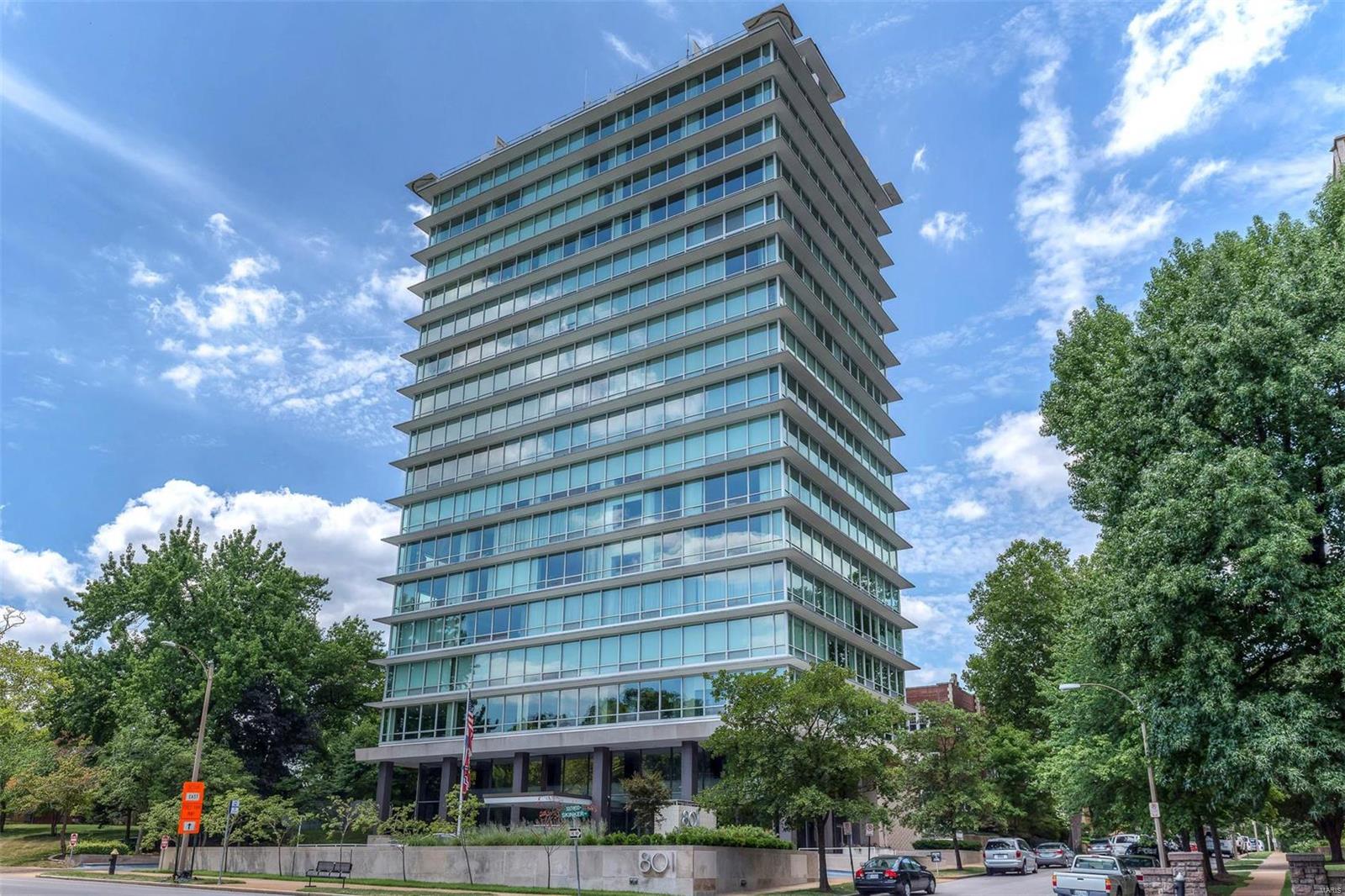 Amazing unit with spectacular view of the Arch and Downtown St. Louis. Location: City