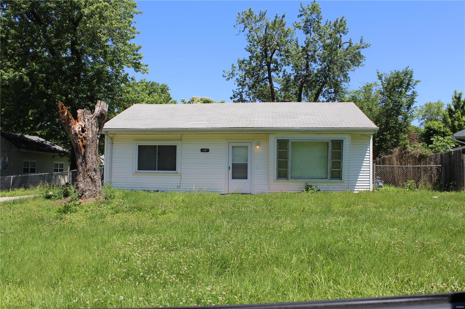 This is a package of 25 single family homes generating over $240,000 a year in gross rents. All but 2 of the properties are currently rented. The majority of the properties are in the Spanish Lake area. This would make a great addition to a portfolio. Rent roll available. Comprehensive property management services are available for an additional fee to to make this package 100% turnkey. Information not verified.