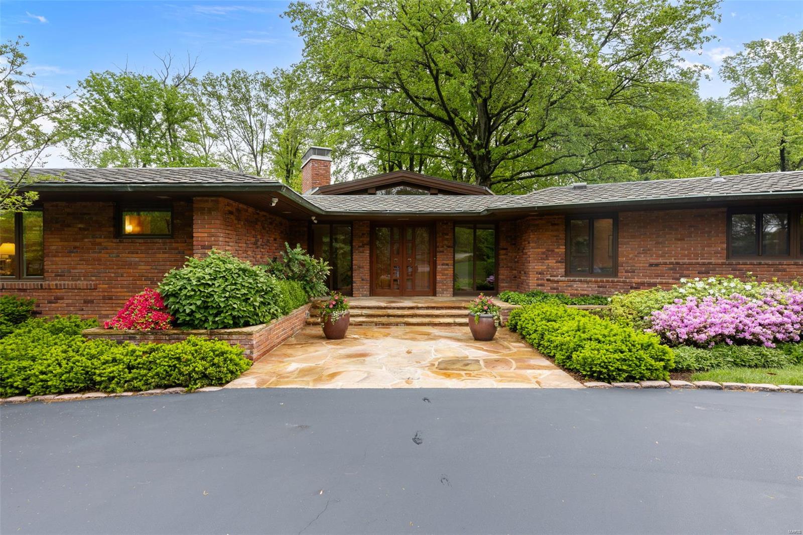 Located at the end of a private cul-de-sac on 1.87 acres, this 4200+ sq ft mid century modern home offers exceptional detailing, privacy and space. Designed for both comfort & entertaining, the home features 4 bedrooms, 4.5 baths, and a beautifully integrated layout. 
The dramatic living room showcases a wall of windows overlooking the patio & pool. Chefs kitchen with custom cabinetry, center island, and premium appliances including Sub-Zero, Russell & Miele, opens to adjoining breakfast area. Spacious den offers beamed ceiling, built-in bookcases, wet bar w/ Subzero wine cooler & fridge. The expansive main-floor primary suite includes his & her bathrooms, walk-in closets, dual offices, and opens to a secluded patio. Outdoors, enjoy multiple patios, gorgeous in-ground pool and beautifully landscaped grounds. 
Additional amenities include large laundry room, 3 car garage, generator & inground sprinkler system. Enjoy luxury living in one of Frontenac's most desirable locations.