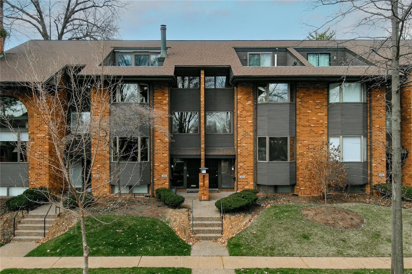 Rare opportunity to own a sleek & sophisticated townhome condo with a panoramic view over Taylor Park plus walkability to all the restaurants and shops in downtown Clayton. Beautiful wood floors throughout with fresh neutral decor. Spacious and open living room with bay window overlooking the park. Bright kitchen offers an island with breakfast bar plus a large breakfast area all opening to a new private and spacious trex deck with retractable awning. The second floor with the primary suite boasting a vaulted ceiling, two large walk-in closets, an oversized shower & dual sinks. A second ensuite bedroom is on this level.  Linen and laundry closets complete the second floor. Third floor is the third ensuite bedrm with a full wall of closets & a fabulous rooftop deck. A very large den/office in LL. The elevator services all four levels.  Plenty of closet & storage space.  Oversized 2 car gar. Attention to detail throughout.  Unit is all electric. St. Louis Closet designed most closets. Location: Interior Unit