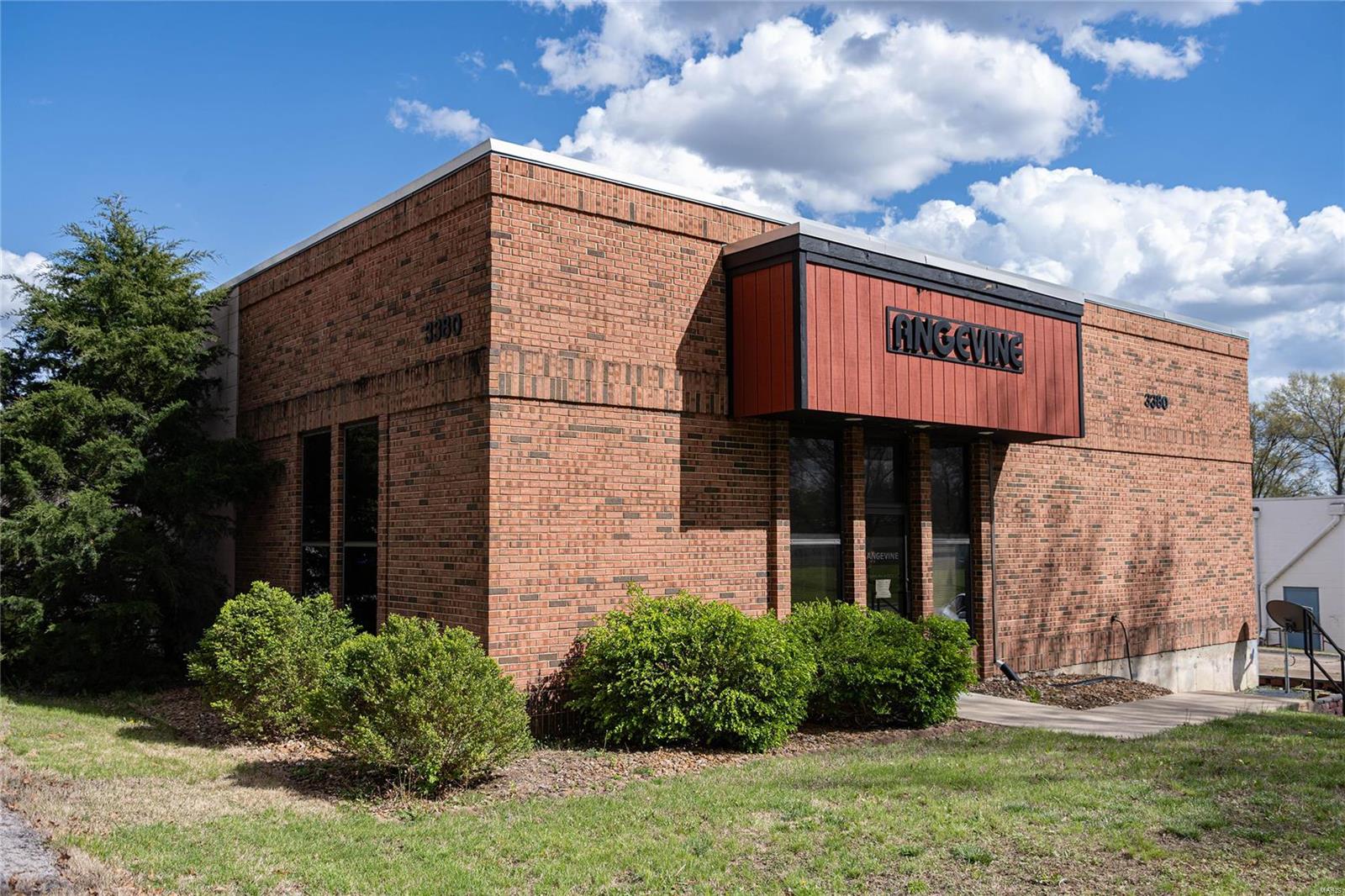 Excellent warehouse opportunity located in a great industrial neighborhood and right off Big Bend Blvd. 12,575 sqft zoned M1 industrial building that includes both a dock and drive-in door. Location: Industrial Park