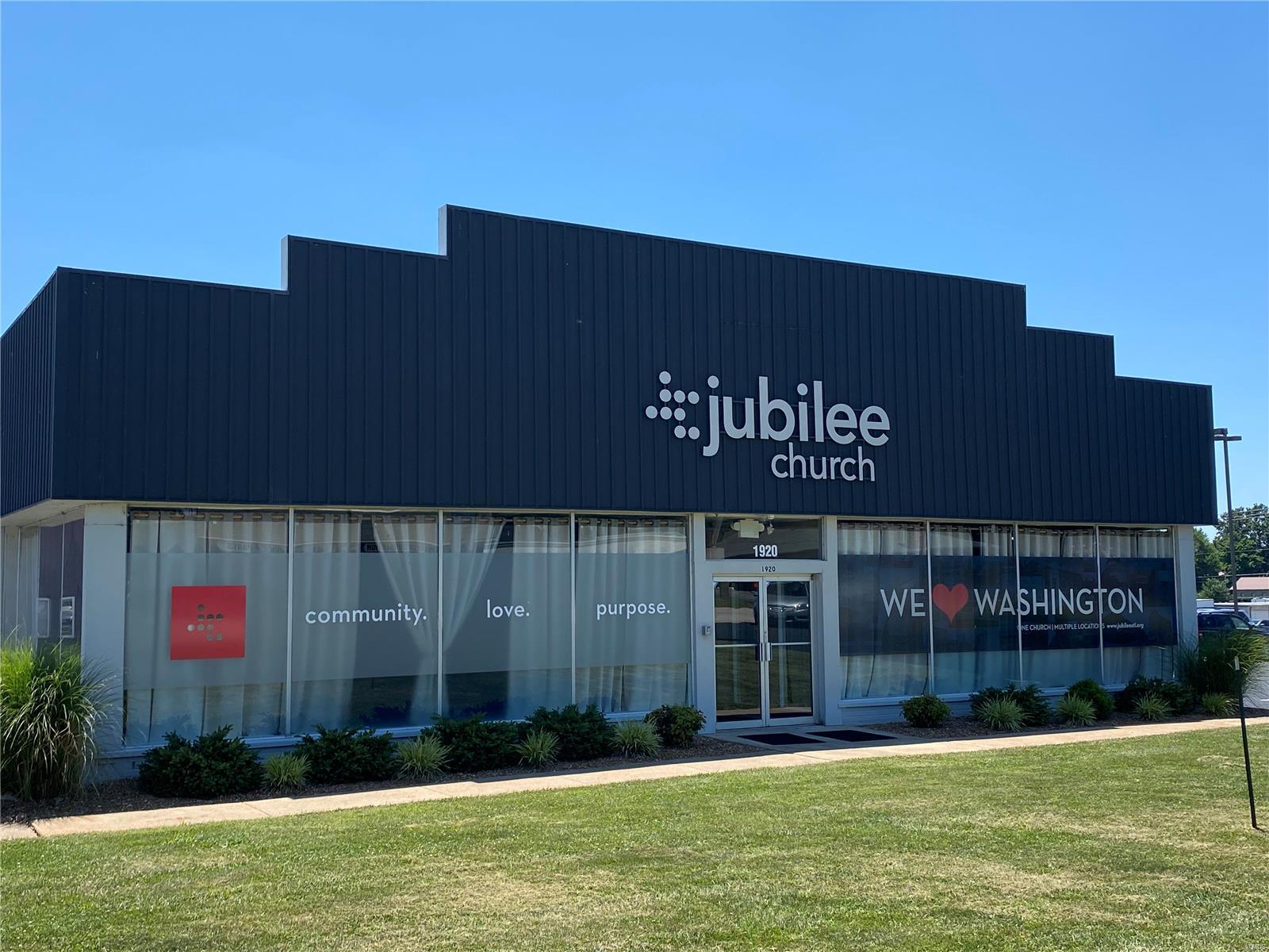 INVESTMENT OPPORTUNITY! 1910-1930 E. 5th Street consist of 3 interconnected buildings containing 47,100 SF. Building "A" contains 7,200 SF, building "B" consists of 4,800 SF, and building "C" consists of 35,100 SF and features a rear dock area. Paved parking lot with 95+/- spaces, with an additional 10+/- parking spaces in the back. Parking lot in rear was recently replaced, and the parking in front was just resealed/striped.  All spaces are currently leased. Great opportunity for an investor or owner/user. Location: City, Downtown