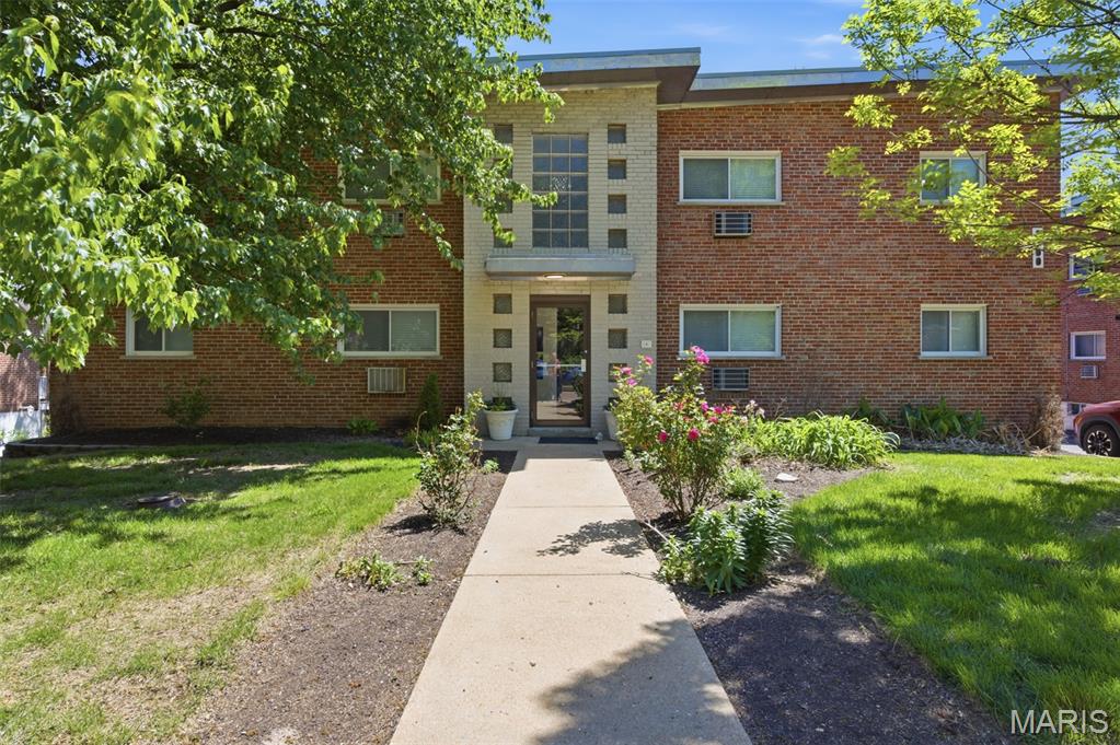 2000-04 Bellevue Avenue is a 24-unit turn-key multifamily asset located in Maplewood, a desirable suburban community within the St. Louis MSA. The Property features 24 newly renovated one and two-bedroom units in two buildings. The property has strong historical occupancy and is currently 100% occupied. Recent capital improvements encompass comprehensive unit renovations, including gourmet kitchens outfitted with new white shaker cabinetry, elegant tile backsplashes, and premium quartz countertops. Bathrooms have been similarly upgraded with contemporary tile shower surrounds, modern vanities, and updated chrome fixtures. Strategically positioned in Maplewood, 2000-04 Bellevue Avenue benefits from excellent connectivity, located between Big Bend Road and McCausland Avenue, and less than one mile from the I-64 and Big Bend Avenue Interchange. Maplewood is a highly sought-after, family-friendly suburban enclave, approximately four miles from Clayton and ten miles southwest of Downtown St. Louis. 2000-04 Bellevue Avenue is offered on a free-and-clear basis.
