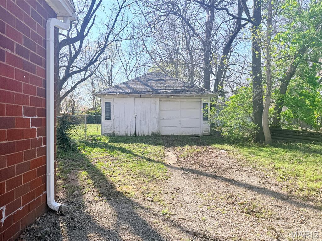 2 BDRM 1 BATH BRICK HOME - Ready for your updates. Flippers, Investors and landlords - schedule your showing today! Fenced Back Yard and 2 Car Garage in the Deep back lot. Get your showing scheduled today…