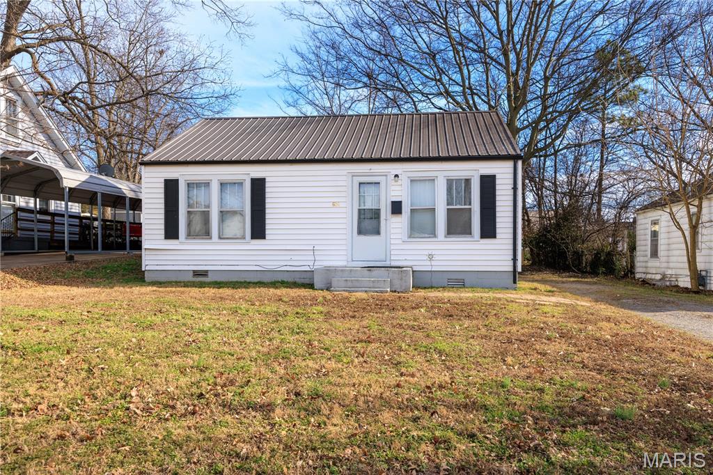 This 2 bedroom, 1 bath home is in a great location. A serene neighborhood conveniently located near Mercy Hospital, Capaha Park, SEMO, and downtown. The house was renovated approximately two years ago, has new laminate flooring, and three new mini splits. The back of the house features a covered back porch and ample back yard space. There is a lot of potential here for investors or a couple seeking their first home.