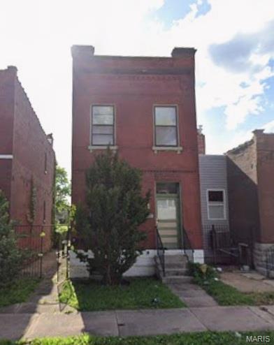 Historic brick 2-family in the heart of Benton Park West offering a fantastic opportunity for both investors and owner-occupants alike. Whether you're a seasoned investor adding to your portfolio or a buyer looking to get started in real estate investing, this solid income-producing property offers flexibility and long-term potential. One unit is currently leased, providing immediate rental income, while the vacant unit is ready for an owner-occupant or a new tenant. Ideal setup for a buyer looking to offset a large portion of their mortgage with rental income. This classic 2-story brick building features two 900 sq ft units, each offering 2 bedrooms, 1 bathroom, in-unit laundry, and updated, well-maintained interiors. Additional features include a fenced backyard and off-street 2-car parking pad in the rear.
Fantastic city location just blocks from the restaurants, shops, and nightlife along Cherokee Street, offering the perfect blend of investment potential and vibrant urban living in one of the city’s most exciting neighborhoods.