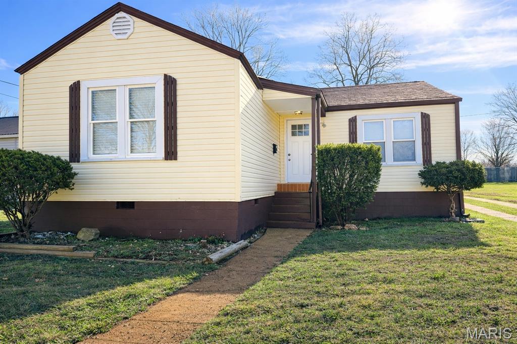 Move-in-ready home that will pass USDA, VA, and FHA loan requirements! This 3-bedroom (possibly 4), 1.5-bath home has 1,286 finished square feet and a detached shop. Large kitchen with plenty of cabinet space, sunroom, office, and much more! Located in O'neal school district.