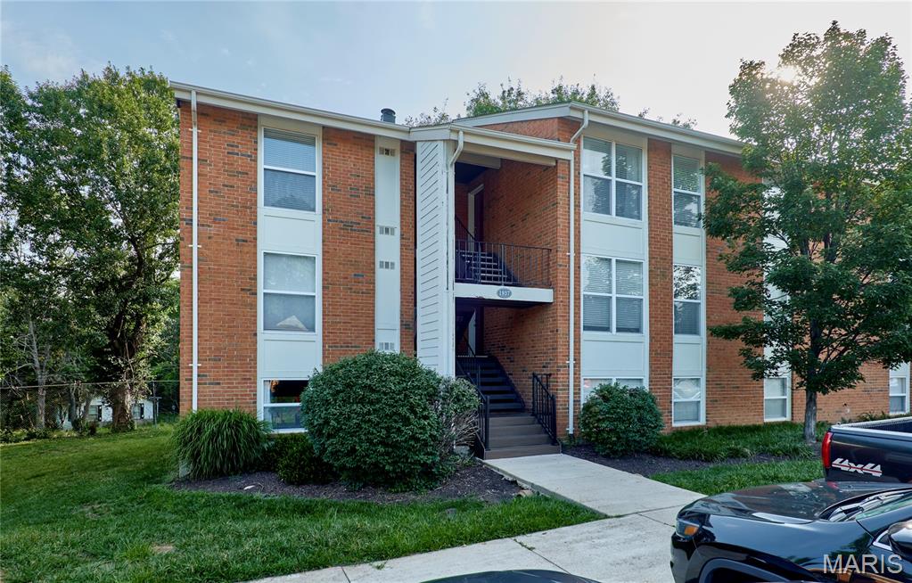 This move-in ready Kirkwood Condo in Greenbriar Condominiums is ready for its new owner! Conveniently located near highway 270 & Big Bend and is close proximity to shopping and dining. This home features an open floor plan with eat in kitchen, a light filled living room that steps out to a spacious balcony, a large bedroom with ample closet space, convenient full bath, and in-unit laundry and a storage room. Greenbriar community amenities include an Inground pool, a Cabana, Fitness center, Tennis court and Walking trail! HOA fee covers your water, trash, and sewer! With this location, Amenities, and PRICE, make this property perfect for First-time Home buyer, downsizing, or looking for a great investment!
This condo is a must-see! Make your appointment today!