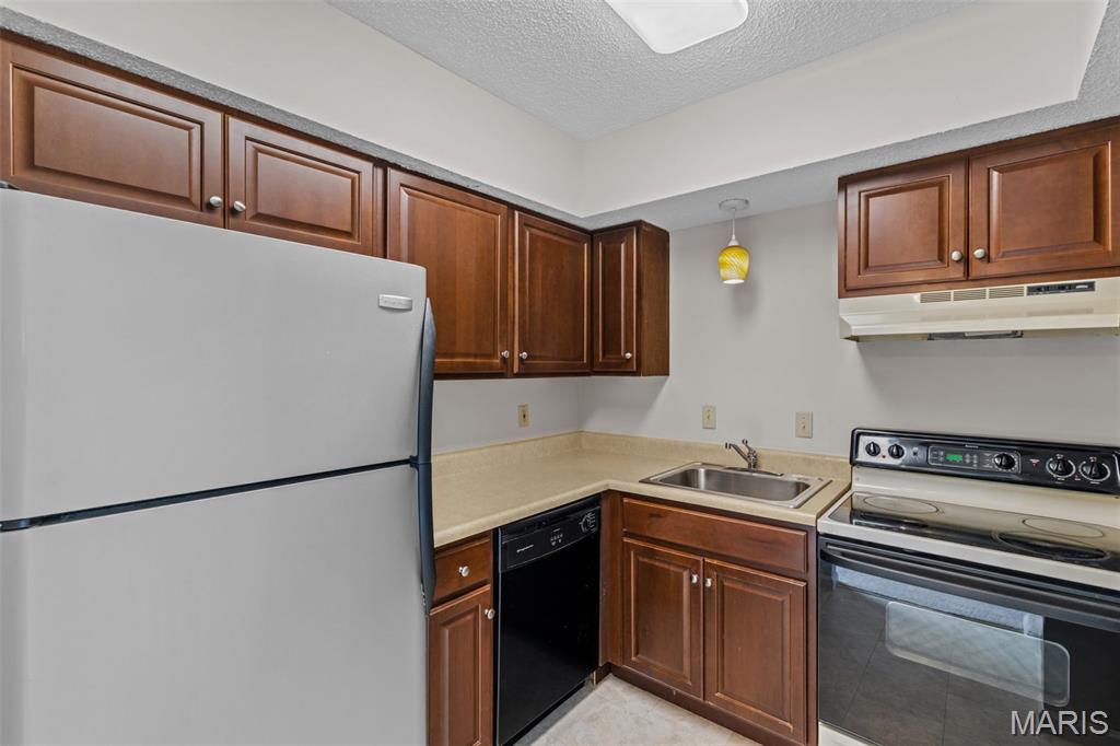Brentwood Forest Condo Ph Six T - Residential