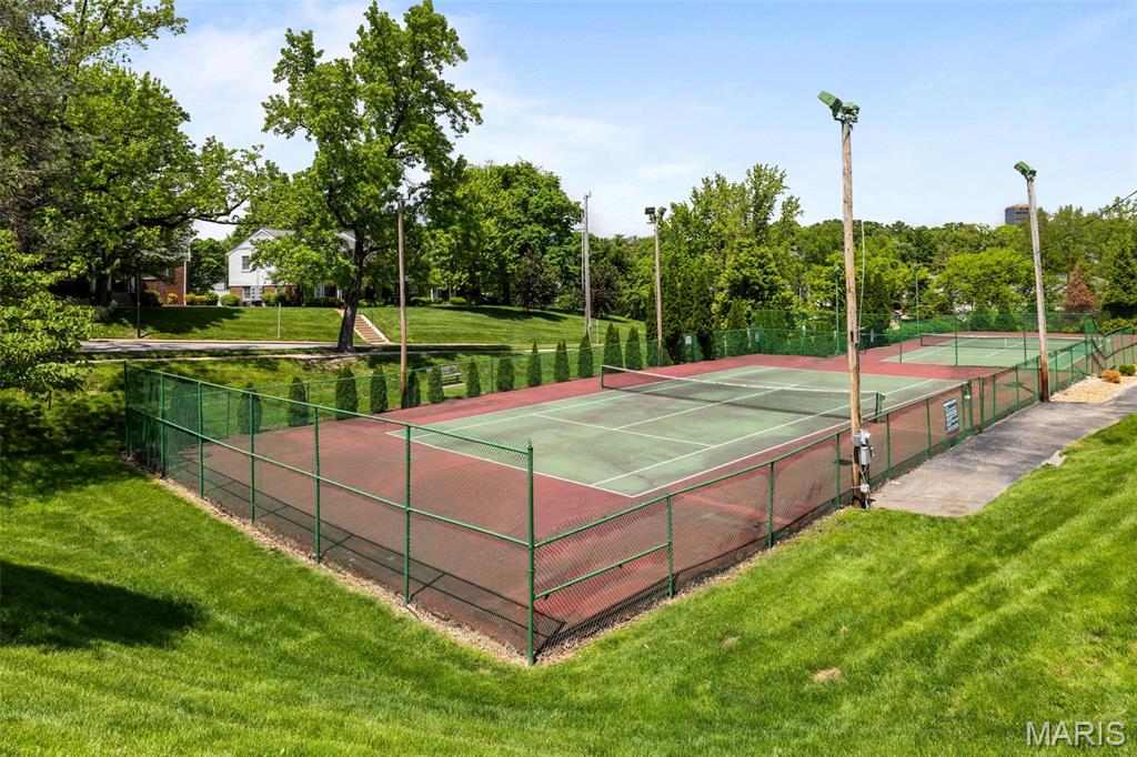 Brentwood Forest Condo Ph Six T - Residential