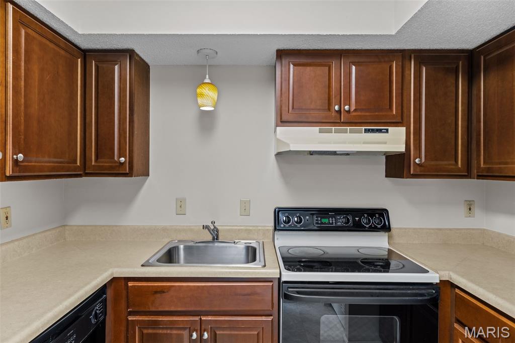 Brentwood Forest Condo Ph Six T - Residential
