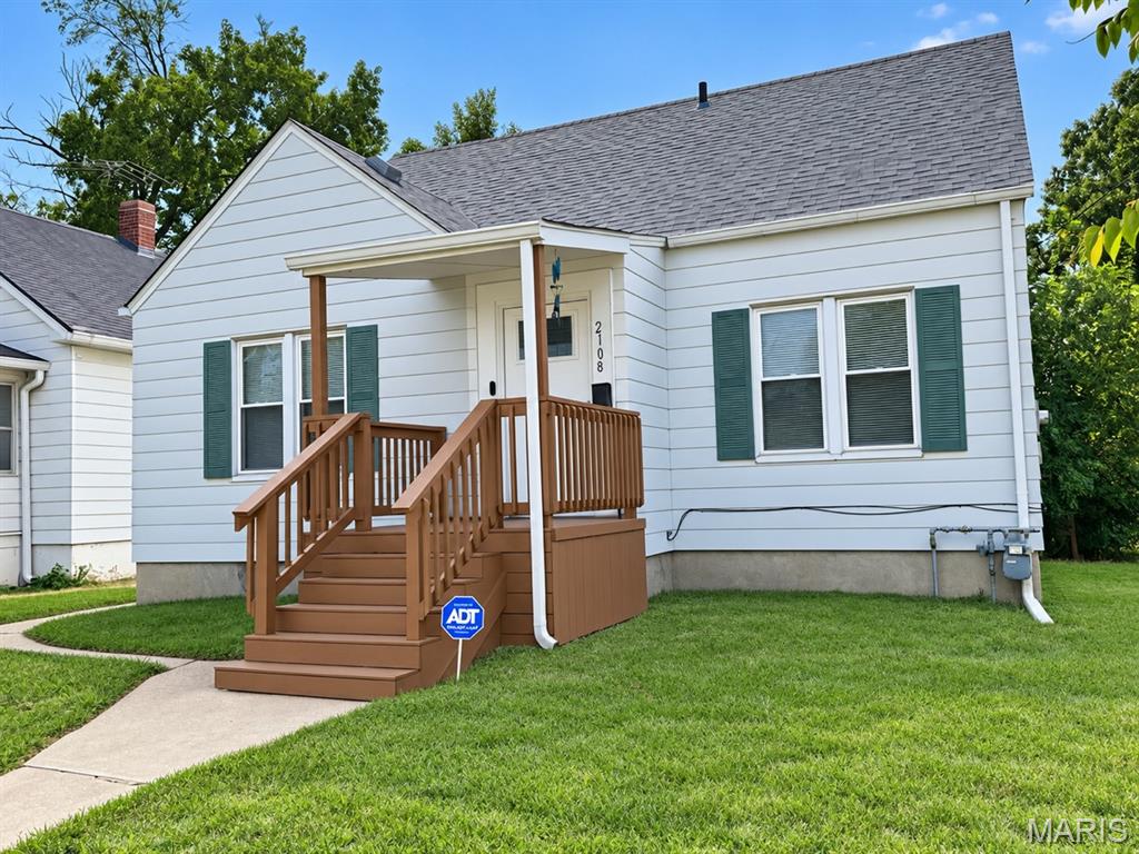 3-bed/3-bath charmer in historic Alton!  New flooring in most of the house!  Tons of natural sunlight!  Fenced in backyard that is great for entertaining with a large deck and sunrooms!  Detached 2-car garage in the rear!  Bathrooms on all levels!  Tons of kitchen cabinet space!  Close to Rock Spring Golf Course & Park, SIUE Dental School and Route 3 for easy commutes!  Contact your favorite agent to set up a showing today!