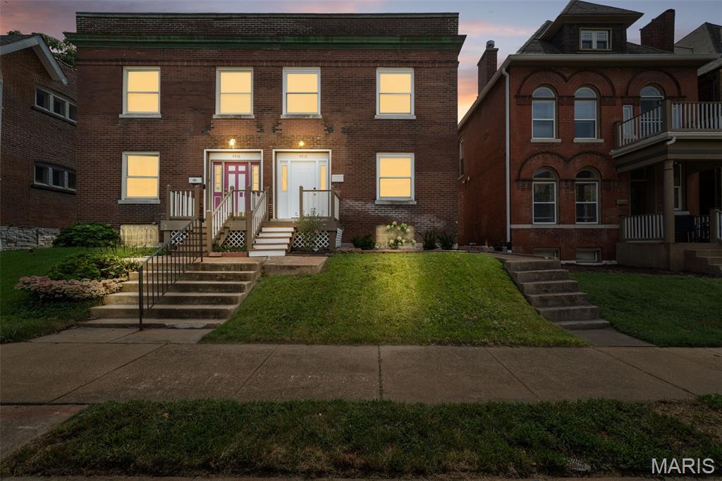 Traditional brick 3-bed, 2.5-bath townhome in the heart of historic Shaw. Built in 1914 with classic details and solid bones. Main level offers living room, formal dining, kitchen, and powder room. Three bedrooms and two full baths upstairs, plus a flexible front room ideal for an office or nursery. Full basement with high ceiling and exposed beams. Off-street parking pad for two.
Prime location just a couple blocks from the Missouri Botanical Garden — walk to the gardens, Tower Grove Park, local cafes, and South Grand restaurants. Quiet tree-lined street in one of St. Louis’ most desirable neighborhoods.