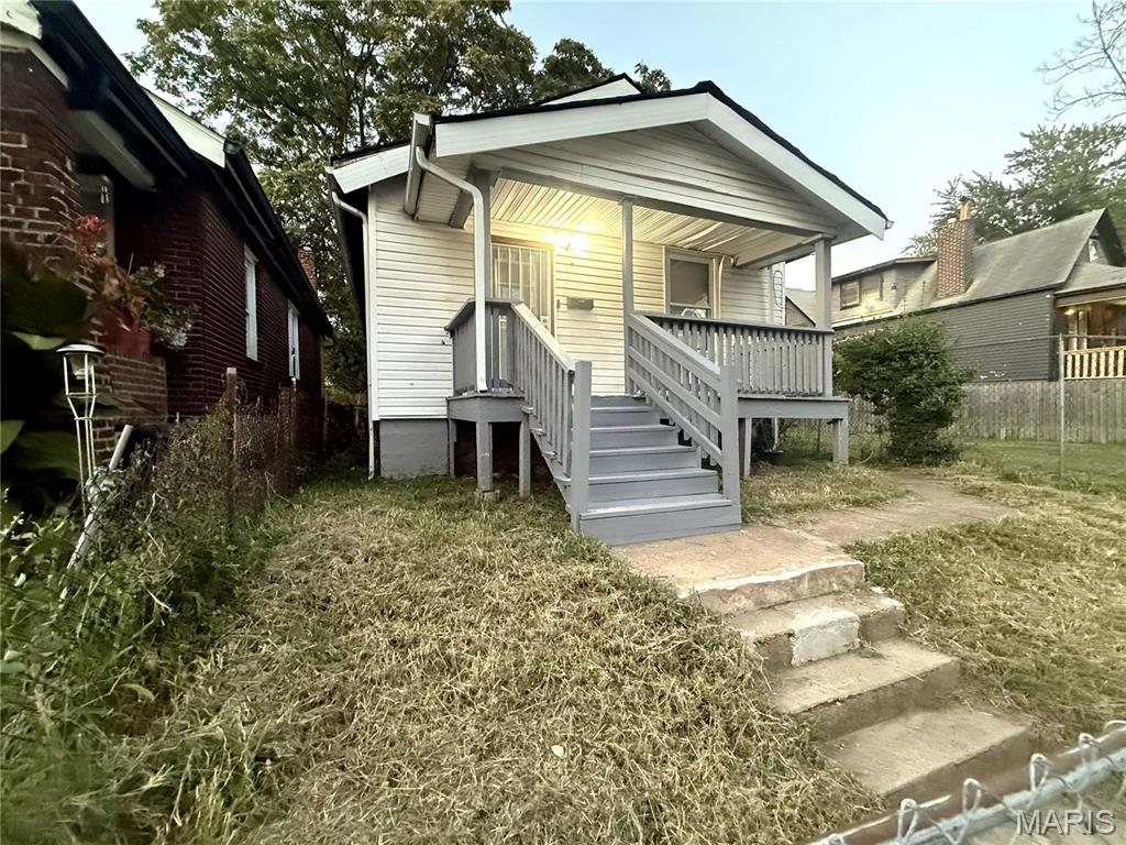 RENT READY. NO WORK NEEDED HAS NEW WHITE PAINT REAL HARDWOOD FLOORS AND A CENTRAL AC SYSTEM. ALREADY HAS BLINDS AND AN ALARM SYSTEM THAT YOU CAN CONTROL FROM YOUR PHONE.