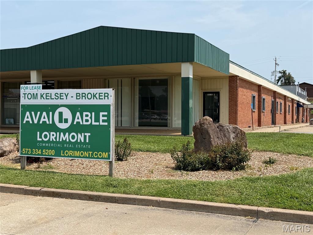 This N. Kingshighway center offers a diverse mix of retail, service, and office tenants, creating a dynamic environment for businesses. Boasting a high-traffic, high-visibility location, the property is complemented by abundant off-street parking, enhancing accessibility for both tenants and customers. This versatile space has multiple private offices, a small breakroom, both public and private entrances, and is suitable for a variety of uses.