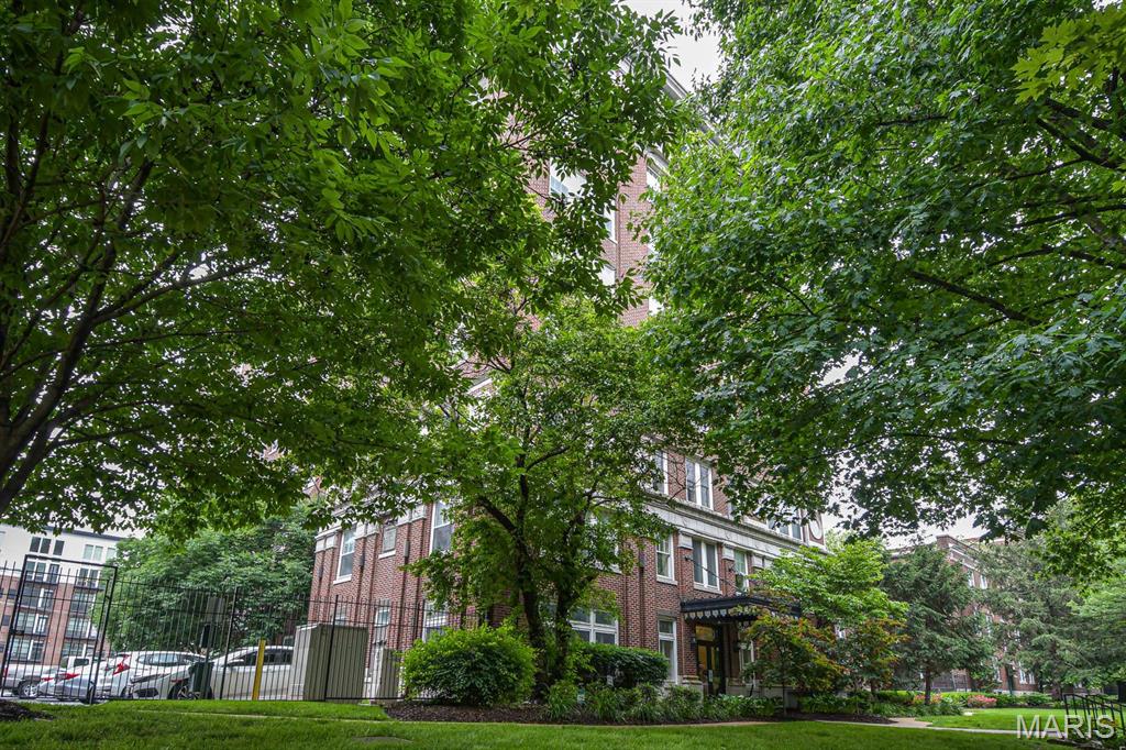 Pershing Condo - Residential