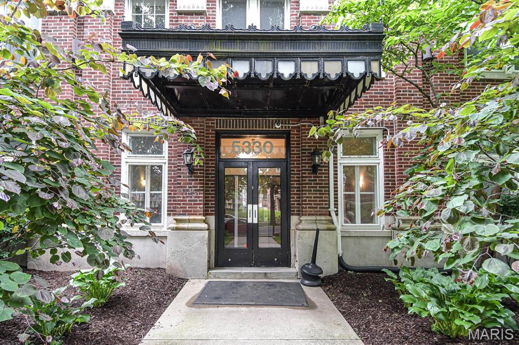 BACK ON MARKET - NO FAULT ON SELLER, 
Passed occupancy, Move-in READY
Great investment opportunity 

Custom blinds installed just installed with transferrable warranty**New HVAC $5,000 installed**
Welcome home to this charming updated 2 bedroom 2 bath,First floor unit, located in the heart of the CWE, stunning laminate floors through out, including both bedrooms. 10' ceilings, large windows, lets in plenty of natural sunlight. Updated kitchen with New stainless steel appliances and washer/dryer combo as well. Granite counter tops with new gray cabinets. Spacious master bedroom with full bath, and plenty of closet space. Additional bedroom can be used an office or study. 
Secured parking, secured building. Within 5 minute walk to Forest Park and Metro-link. Wash U shuttle stops on street. Location: End Unit, Ground Level