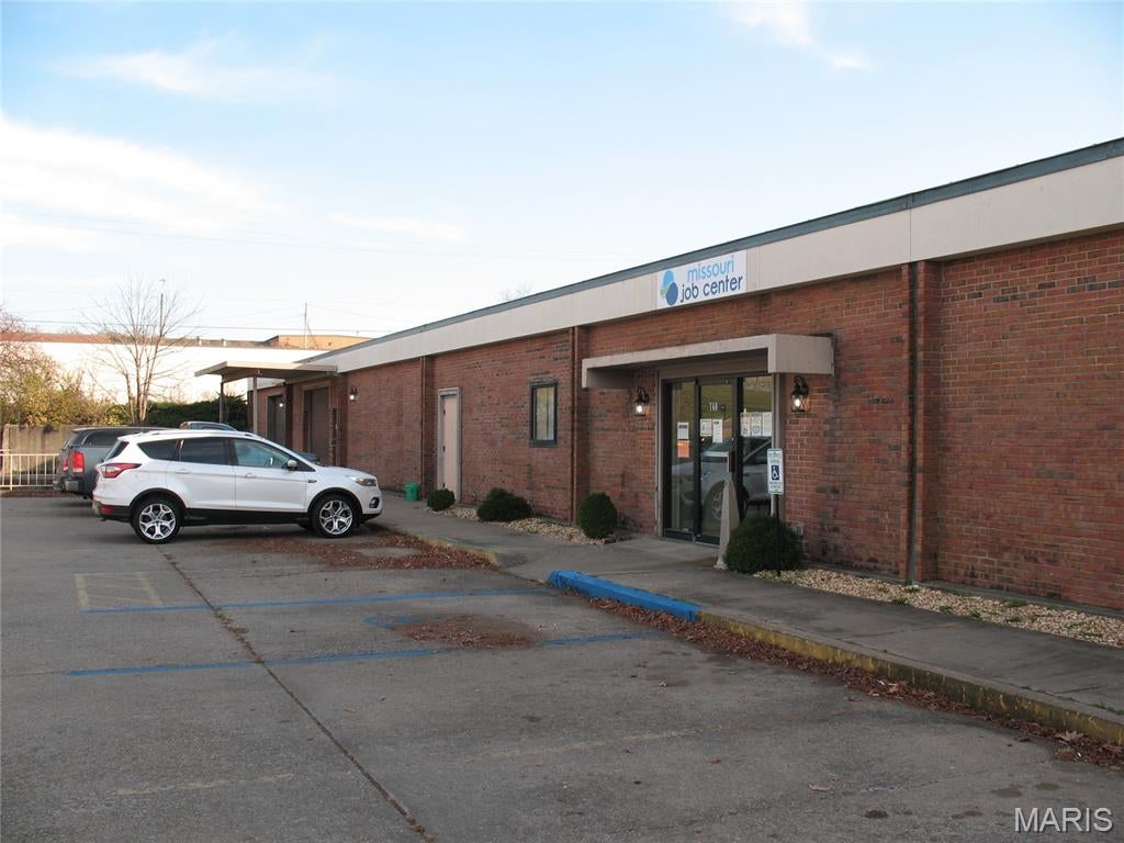 This S. Kingshighway center offers a diverse mix of retail, service, and office tenants, creating a dynamic environment for businesses. Boasting a high-traffic, high-visibility location, the property is complemented by abundant off-street parking, enhancing accessibility for both tenants and customers. This versatile space is 6,850 SF in total, with offices and a showroom area.  Space also includes a climate controlled warehouse with truck loading dock and overhead loading door.  Suitable for a variety of uses and offers immediate occupancy.