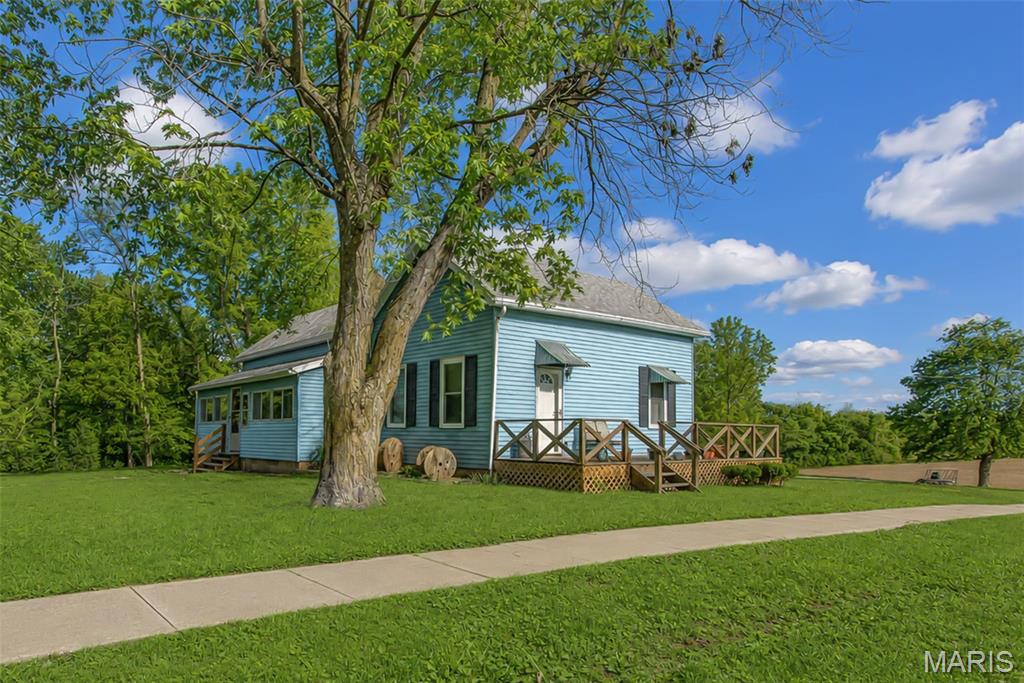 Come check out this 3 bed, 1 bath home, with a bonus room in Fieldon with an acre lot. This spacious yard provides welcoming environment to host parties or enjoying the nature. Enjoy the covered porch while having your morning coffee.  Inside brings a large dining and living room areas. Lots of great storage and room to make new memories. Call your favorite realtor today to schedule a private showing.
