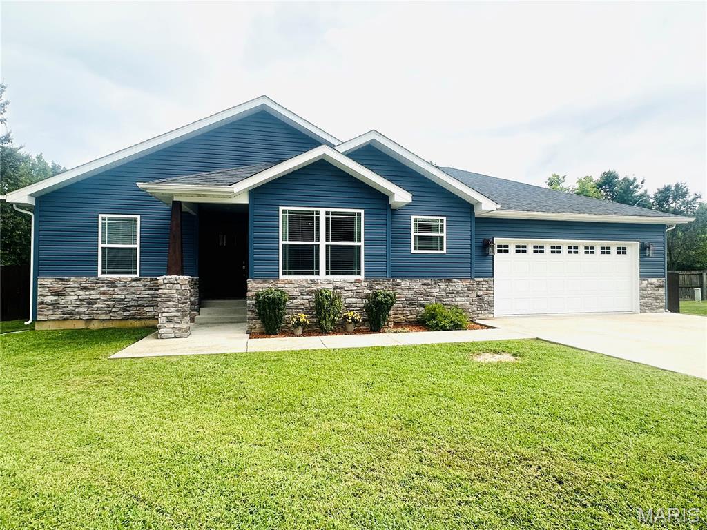 Welcome home to this inviting 3-bedroom, 2-bath home tucked away at the end of a quiet cul-de-sac in the beautiful Oak Knoll South Subdivision. Step inside to an open, airy floor plan featuring vaulted ceilings that create a bright and spacious feel throughout the main living area. The layout offers comfortable everyday living with plenty of room to gather and entertain.
Outside, enjoy a privacy-fenced backyard, perfect for relaxing, entertaining, pets, or play. Located near walking trails, you’ll have easy access to outdoor recreation while still being just minutes from shopping, dining, and everyday conveniences. With its desirable neighborhood, peaceful cul-de-sac setting, and convenient location, this home offers the perfect combination of comfort and convenience. Schedule your showing and come see all it has to offer!