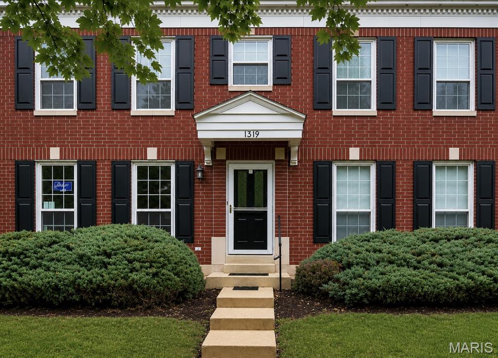 Located in the sought-after Rockwood School District, this 2-bedroom, 2.5-bath townhome with a versatile loft offers a comfortable layout, fresh updates, and plenty of room to make it your own. Step inside to fresh interior paint and wood flooring that flows through the entry and living room, where new windows bring in plenty of natural light. The kitchen features wood cabinetry, stainless steel appliances—including a new refrigerator and microwave—along with a breakfast bar, pantry, tile flooring, and a convenient half bath just off the kitchen.
Upstairs, brand-new carpet extends throughout both bedrooms and the loft, creating a fresh, comfortable feel. The loft provides flexible space for a home office, reading nook, playroom, or additional living area. The primary suite features a walk-in closet with new window, en-suite bath, and new windows, while the second bedroom offers a large closet and convenient access to the second full bath. You’ll also appreciate the convenience of second-floor laundry.
A new sliding glass door leads to the patio with new steps, giving you a spot to enjoy your morning coffee, relax outside, or add your own personal touches. An attached one-car garage provides convenient parking, while the unfinished basement with built-in shelving offers plenty of additional storage.
With fresh updates, flexible living space, ample storage, and the sought-after Rockwood School District location, don’t miss your chance to make this wonderful townhome in the desirable Estates at Parkview your own.