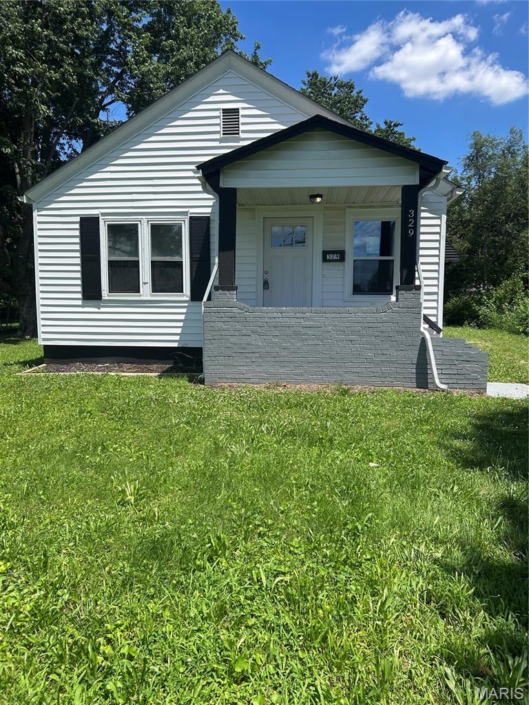 2 bedroom 1 bath home. Fresh renovation just completed. Add this to your portfolio today. Close to Shopping Areas, Schools, Public Transportation and Interstate Highways. This is a Must See!!!!! Buyer to verify all Listing data including but not limited to sq. ft., measurements, features, lot size, taxes/exemptions, schools and etc.