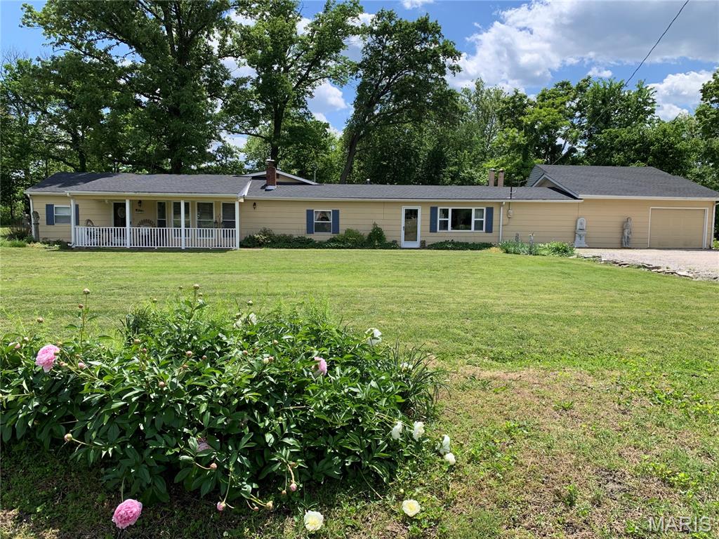 Lovely 3 bed/3 bath ranch home sitting on 3 acres of land and backing to Simpson Park Lake.  The property includes a large detached barn and is situated in St. Louis County just west of 270!  Truly a rare find!