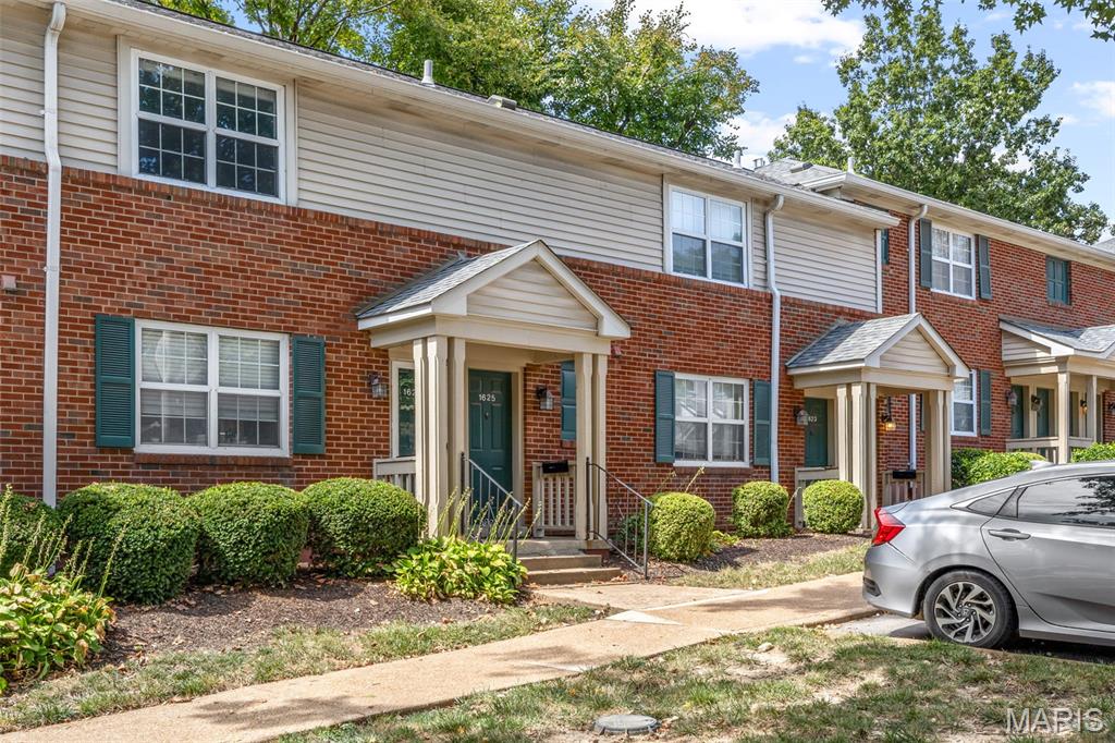 **WELCOME TO 1625 HIGH SCHOOL DRIVE...THIS LIGHT-FILLED SECOND-FLOOR 1-BEDROOM, 1-BATH CONDO IS CENTRALLY LOCATED IN THE FOREST WITH EASY PARKING NEAR THE FRONT DOOR!!**NEW FLOORING THROUGHOUT...
(NEW PADDING & CARPETING IN THE ENTRY STEPS,  LIVING ROOM, AND BEDROOM & NEW VINYL PLANK FLOORING IN THE KITCHEN AND BATHROOM**FRESHLY PAINTED**NEW RANGE/OVEN**WASHER & DRYER AND KITCHEN REFRIGERATOR ARE INCLUDED**DECK OFF OF KITCHEN WITH STORAGE CLOSET**ENJOY ALL THAT BRENTWOOD FOREST HAS TO OFFER...2 SWIMMING POOLS, TENNIS COURTS, LAKE JEFFERSON, WALKING TRAILS, AND SO MUCH MORE!  BRENTWOOD FOREST IS CENTRALLY LOCATED AND CLOSE TO MAJOR HIGHWAYS, PUBLIC TRANSPORTATION, SHOPPING CENTERS, RESTAURANTS, MAJOR HOSPITALS, AND UNIVERSITIES**