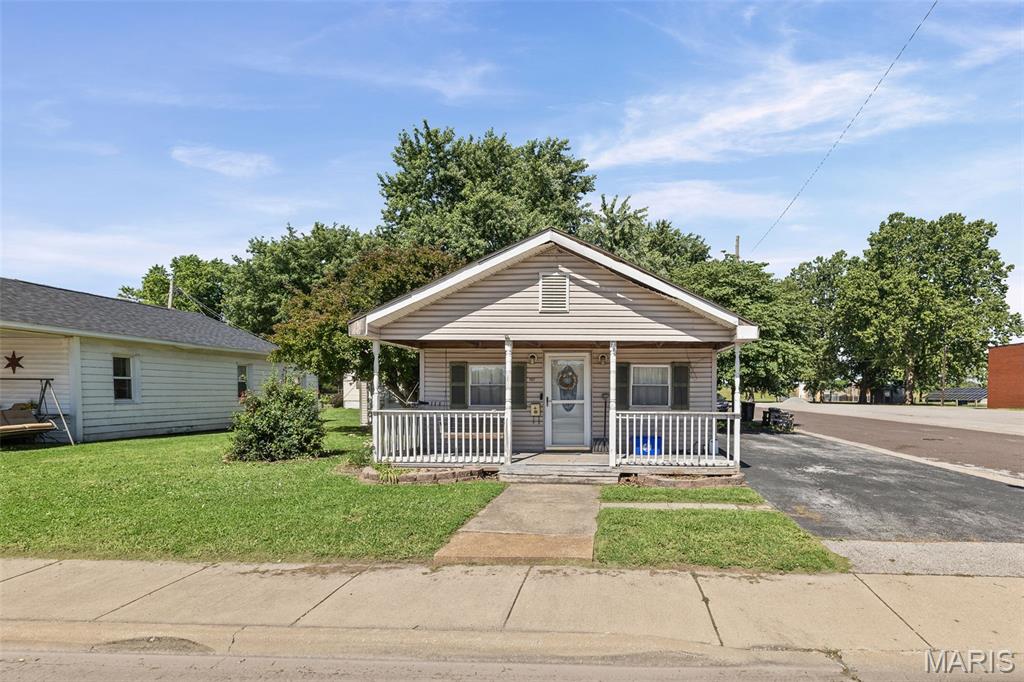 With a little bit of TLC this nearly 800 Sq Ft bungalow style home offers a simple and efficient life style. Here is your opportunity to stop renting, or maybe add another rental to your portfolio. Whether an investor or homeowner this property can fit your needs. Property to be sold in as is condition. Call the schedule your private tour today.