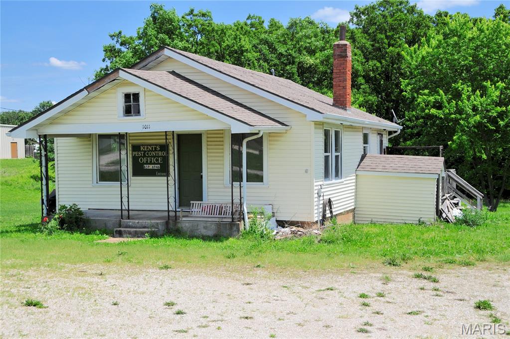 WHETHER YOUR NEEDS ARE RESIDENTIAL OR COMMERCIAL, THIS MIGHT BE THE PREFECT PROPERTY FOR YOU.  THIS 2BR, 1BA HOME SITS ON 1.04 AC. OF LAND, JUST ENOUGH LAND FOR GARDEN, FRUIT TREES, MAYBE SOME ANIMALS OR WHATEVER YOU DESIRE.  SELLER HAS STARTED THE REMODEL & IS LEAVING ALL THE MATERIALS BOUGHT & ON SITE. KITCHEN CABINETS, BATH STOOL & CABINET, MOST WINDOWS HAVE BEEN UPDATED, PART OF THE NEW FLOORING HAS BEEN LAID BUT MORE IS STILL IN THE BOX TO FINISH THE JOB. PROPANE TANK IS OWNED & WILL STAY WITH THE PROPERTY. LOCATED WITH EASY ACCESS TO LAUNDRY MAT, BANKS, GROCERY STORE & DOLLAR GENERAL. 
CALL FOR A PRIVATE SHOWING SO YOU CAN START PLANNING YOUR MOVE.