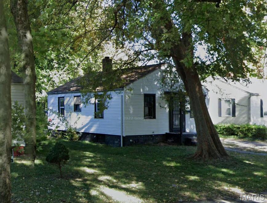 This Property will be auctioned on Auction.com - please go to the website, register an account and submit your offer(s). Estimated as a 2-3BR/1BA with 750 sq ft PLUS a full 750 sq ft basement for a total of 1500 liveable sq ft. Built 1942 in ESL 62204! Perfect for investors who recognize amenity value, contractors, rental portfolio builders, flippers targeting ESL properties. Exterior showing (curb viewing) only. NO inside showings available, no more inside pictures available. No contingencies will be accepted. Cash sale only. Sold "where is and as is" No Survey or Keys Provided. Interior Access for Home Inspections Will Not Be Granted. Listing Information May Not Be Accurate. Buyers Must Do Their Own Due Diligence to Verify Number of Beds, Baths, Square Footage, Room Sizes, Lot Size & Any Other Property Details. Photos, Marketing Comments, and Due Diligence Items are Provided for Guidance Purposes Only. By Making an Offer on This Property, the Buyer Represents They Have Independently Verified All Information and Have Made the Decision to Make an Offer Based Upon Their Own Investigation.