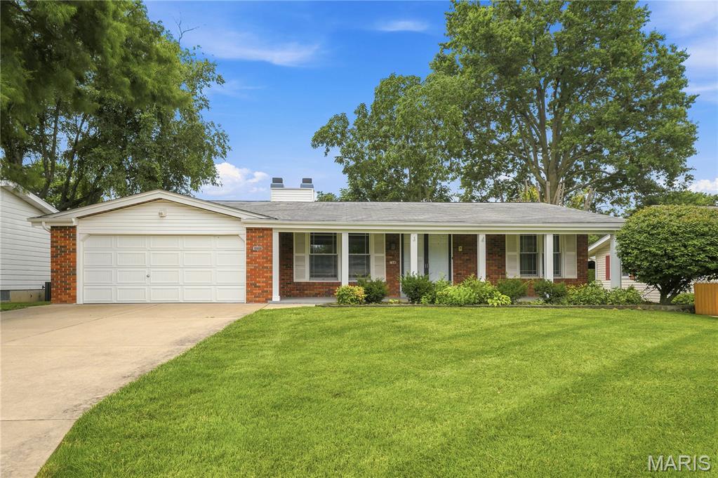 Meticulously maintained 3 bedroom brick ranch in highly sought after location. Convenient to highways, shopping, transportation and Boeing. Walking distance to the elementary school. Tastefully landscaped and move-in ready. The real list tax information is NOT correct. This house is a 3 bedroom and 3 full bath home. The square footage of the spa room is not included on the records. Spa Room is approximately 220 square ft. It also does not include the square footage of the finished lower level. Taking that into consideration the house provides over 2100 square feet of living space. Gleaming wood floors in much of the first floor , new carpeting in the spa room and lower level, and new luxury plank flooring in the kitchen and lower level full bath. Another unique feature is 3 fireplaces. The two on the main floor are woodburning, the one on the lower level is gas. The level yard is fenced in the back, ideal for children or pets.

PRICE AGREED CONTRACT> Continue to show for back up only.