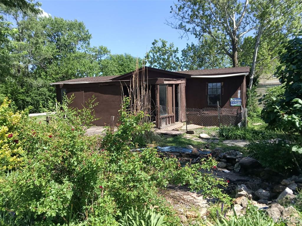 Great opportunity for rehabber/investor. Manufactured home needs TLC. The generous nearly 1/4 acre corner lot in Granite City could be your blank slate for new construction.
