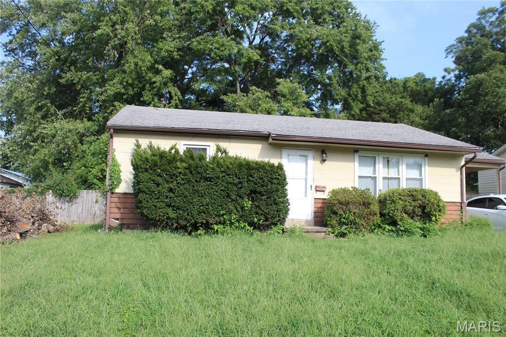 732 N Middle Street is a 3 bed, 1 bath single family home for sale in Cape Girardeau Missouri, totaling 936 sq ft and within a short drive to SouthEast Missouri State University. This property is currently being leased for $1000 a month. 

This property is also being sold as part of a portfolio totaling 33 doors and $3,350,000.