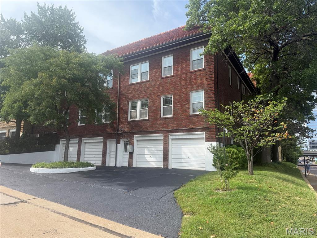Country Club Place - Residential Income