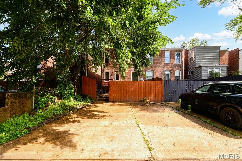Shaw Twnhm - Residential