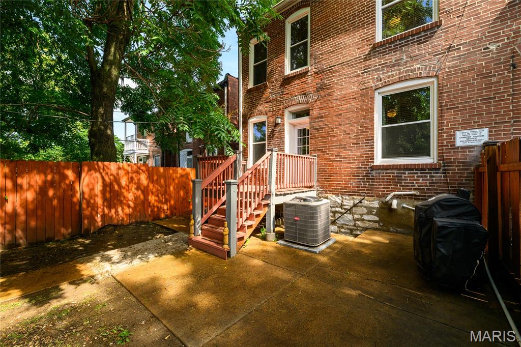 Shaw Twnhm - Residential