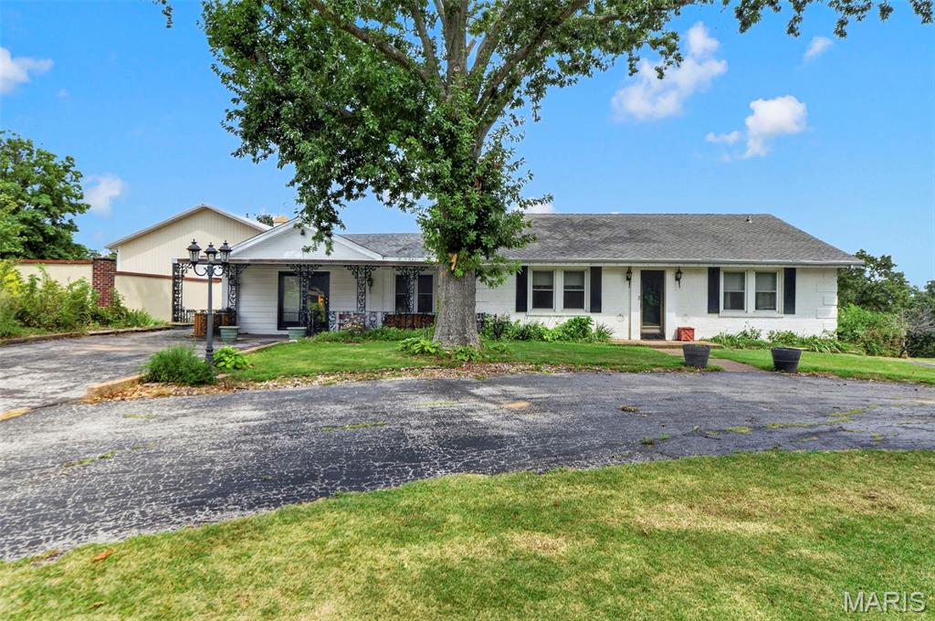 Enjoy the luxury of being HOA FREE in Unincorporated South County!  That combo doesn't come around often, especially at this fantastic price!  Here is your opportunity to make this sprawling estate your own.  Featuring 3 bedrooms, 2 full bathrooms, living room, family room and a giant rec room that walks out to the 1 acre backyard.  
The carriage house is loaded with opportunities for use as an in laws suite, guest house or future pool house.  Homesteading will be a breeze in this backyard with plenty of room for a garden and chickens, bring your ideas and make it your own!  Pride of ownership shows in this home, however it has been lovingly occupied by its current owners for many years and could use some sprucing up and personalization.